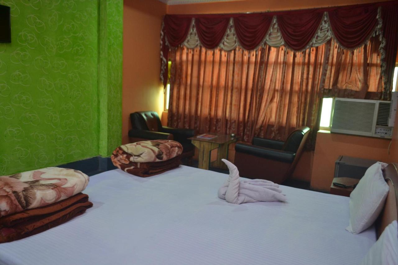 Hotel Golden Palace Kendrāparha エクステリア 写真